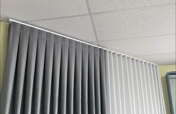Pinch-Pleat-Curtains-with-too-clour-combination