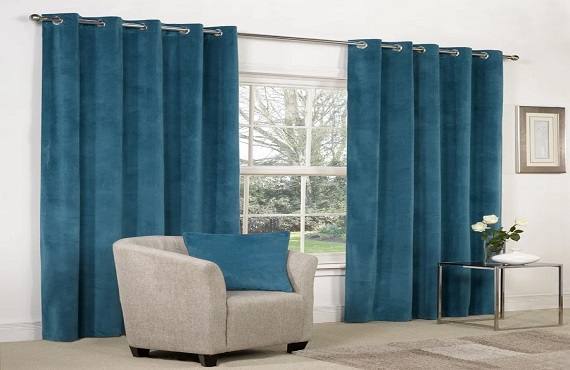 bedroom-with-velvet-drapes