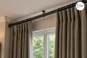Centre support bracket for heavy curtain poles